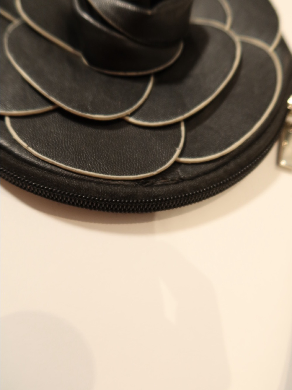 Y2K Black Floral Round Wristlet Bag - Picture 5 of 8